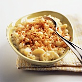 A Bowl of Creamy Macaroni and Cheese with Breadcrumb Topping