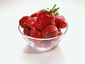 Reife Erdbeeren in Glasschale