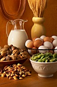Stillleben mit Nüssen, Eiern, Milch, Ähren und Bohnen