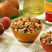 Erdnuss-Cerealien-Mix und frisches Obst