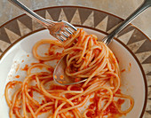 Spaghetti mit Tomatensauce, um Gabel gewickelt