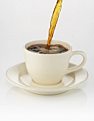 Kaffee in Tasse einschenken
