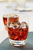 Cola mit Rum und Eiswürfeln