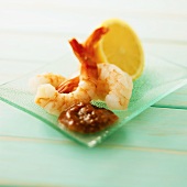 Shrimps mit Cocktailsauce und Zitrone