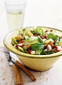 Gemischter Blattsalat mit Gemüse und Croûtons