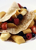 Crepes mit frischen Früchten und Beeren