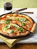 Pizza Margherita mit gelben und roten Tomaten und Basilikum