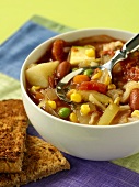 Minestrone mit getoastetem Brot