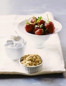 Frische Erdbeeren, Sahne und brauner Zucker