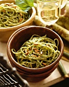 Spaghetti mit Pesto und Pinienkernen