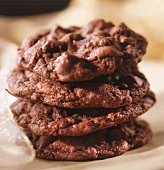 Schokoladen-Chocolatechip-Cookies, gestapelt