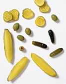 Grüne Oliven & verschiedene eingelegte Gurkensorten
