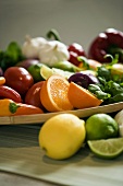 Frische Früchte und Gemüse auf Teller (Ausschnitt)