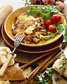 Moussaka mit Kartoffeln, Brot und frischen Zutaten