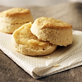 Buttermilk biscuits with melted butter (USA)