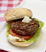 Hamburger mit Tomate, Salatblatt, Mayonnaise und Meerrettich