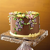 Schokoladentorte, dekoriert mit Zuckerblüten