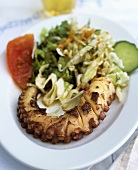 Gegrillter Oktopus mit Salatbeilage