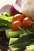 Frisches Huhn, Gemüse, Kräuter und Pfefferkörner (Close Up)