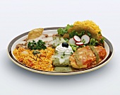 Verschiedene mexikanische Gerichte auf einem Teller