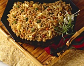 Gebratener Reis mit Gemüse auf Teller