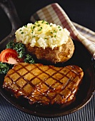 Gegrilltes Rindersteak und eine Baked Potatoe