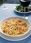 Spaghetti Carbonara mit Glas Rotwein