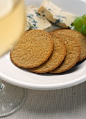 Hafermehl-Cracker mit Edelpilzkäse