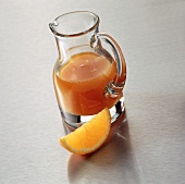 Orangenmarmeladen-Sauce in Glaskrug