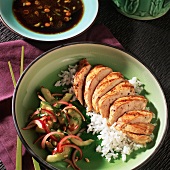 Gegrillte Hühnerbrust auf Reis mit Gurkensalat