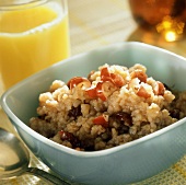 Porridge with raisins and red grapes; orange juice