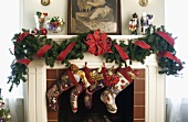 Weihnachtlich dekorierter Kamin