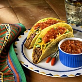 Zwei Tacos mit Hackfleisch und Salsa