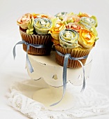 Cupcakes mit Blumendeko und Schleifen