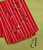 Vier Plätzchenausstecher auf rot-grünem Tuch