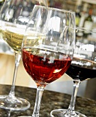Drei Weingläser (Weißwein, Rosewein und Rotwein)