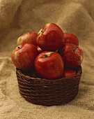 Rote Äpfel in kleinem Korb