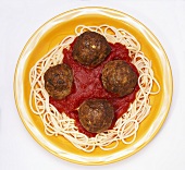 Spaghetti mit Hackbällchen und Tomatensauce (Draufsicht)