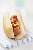 Hot Dog mit Senf und Ketchup