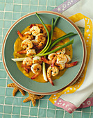 Shrimps mit Currysauce und Frühlingszwiebeln