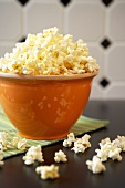 Popcorn in brauner Schale