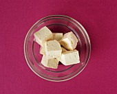 Tofuwürfel in Glasschale (Draufsicht)