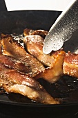 Bacon in einer Pfanne braten