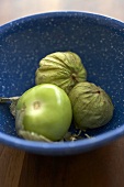 Drei Bio-Tomatillos in blauer Schale