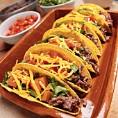 Sechs Tacos mit Rinderhack, Käse, Tomaten und Salatblatt
