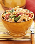 Penne mit Hähnchen und Brokkoli in Keramikschale