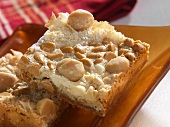 Butterscotch-Schnitten mit Macadamianüssen & Kokosraspeln