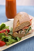 Vollkorn-Sandwich belegt mit Putenbrust, Brie & Tomaten