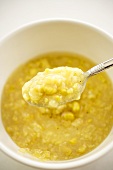Creamed Corn (Cremiger Mais, USA) auf Löffel & in Schale