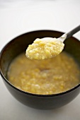 Creamed Corn (Cremiger Mais, USA) in schwarzem Schälchen